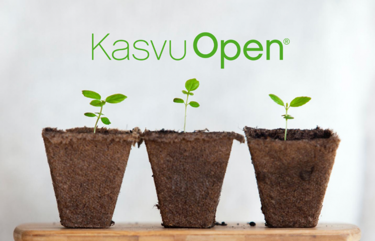 Kolme kasvin taimea ja Kasvu Openin logo.